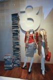 Butikenshopfenster mit gekleideten Mannequins und hohem Stapel von BO Stockfoto Butikenshopfenster mit gekleideten Mannequins und hohem Stapel von BO Stockfoto