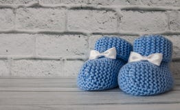 Butins de bébé bleu sur la photo courante de fond en bois photos libres de droits Butins de bébé bleu sur la photo courante de fond en bois photos libres de droits