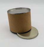 Butla zbiornik z metalu lub cyny deklem odizolowywającym na bielu zdjęcia stock Butla zbiornik z metalu lub cyny deklem odizolowywającym na bielu zdjęcia stock