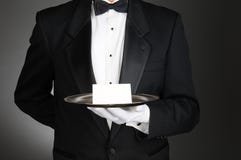 Butler met Nota over Dienblad stock foto Butler met Nota over Dienblad stock foto