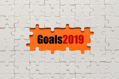 Buts 2019 Détails blancs de puzzle sur le fond orange photographie stock Buts 2019 Détails blancs de puzzle sur le fond orange photographie stock