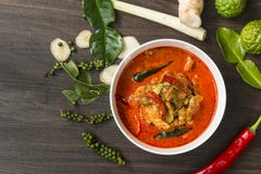 Buttero tailandese del curry dell'alimento piccante sulla tavola di legno, & x28; Cottura del Concept& x29; Fotografia Stock Libera da Diritti Buttero tailandese del curry dell'alimento piccante sulla tavola di legno, & x28; Cottura del Concept& x29; Fotografia Stock Libera da Diritti