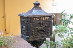 Buzón para las letras y los paquetes Caja de acero, antigua La inscripción ‘letras ‘, e imágenes del cartero en un caballo imagenes de archivo Buzón para las letras y los paquetes Caja de acero, antigua La inscripción ‘letras ‘, e imágenes del cartero en un caballo imagenes de archivo
