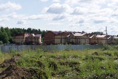 Byggande hus på ritningar med arbetaren - konstruktionsprojekt arkivfoton Byggande hus på ritningar med arbetaren - konstruktionsprojekt arkivfoton