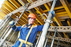 Byggmästare som installerar eller demonterar polservice för konkret monolitisk formwork på bostadsproduktion royaltyfria bilder Byggmästare som installerar eller demonterar polservice för konkret monolitisk formwork på bostadsproduktion royaltyfria bilder
