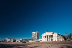 Byggnad av Gomel den regionala dramateatern på den Lenin fyrkanten in Royaltyfria Bilder Byggnad av Gomel den regionala dramateatern på den Lenin fyrkanten in Royaltyfria Bilder