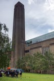 Byggnad av Tate Modern Gallery nära Thames River, London, Förenade kungariket Royaltyfri Bild Byggnad av Tate Modern Gallery nära Thames River, London, Förenade kungariket Royaltyfri Bild