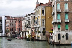 Byggnader på den storslagna kanalen i Venedig fotografering för bildbyråer Byggnader på den storslagna kanalen i Venedig fotografering för bildbyråer