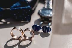 bystre pierścienie się tło białe Czarni rzemienni buty zegarek, błękitny łęku krawat i cufflinks, na białym nadokiennym parapecie zdjęcie royalty free bystre pierścienie się tło białe Czarni rzemienni buty zegarek, błękitny łęku krawat i cufflinks, na białym nadokiennym parapecie zdjęcie royalty free