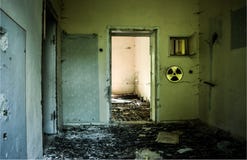 Bâtiment abandonné avec le verre cassé et les murs grunges en raison de l'accident nucléaire L'avertissement de Radioative se con photo stock Bâtiment abandonné avec le verre cassé et les murs grunges en raison de l'accident nucléaire L'avertissement de Radioative se con photo stock