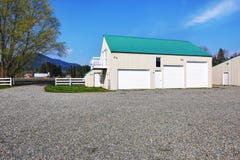 Bâtiment distinct de garage avec trois portes de garage Image stock Bâtiment distinct de garage avec trois portes de garage Image stock