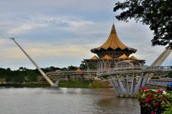 Bâtiment du parlement d'ensemble d'état de Sarawak avec le pont d'harmonie à travers la rivière Kuching Malaisie est photos stock Bâtiment du parlement d'ensemble d'état de Sarawak avec le pont d'harmonie à travers la rivière Kuching Malaisie est photos stock