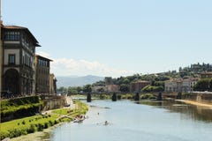 Bâtiments au-dessus de la rivière Florence image libre de droits Bâtiments au-dessus de la rivière Florence image libre de droits