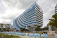 Bâtiments de Surfside la Floride sur la plage photographie stock Bâtiments de Surfside la Floride sur la plage photographie stock