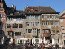 Bâtiments décorés antiques à Stein am Rhein, Suisse images stock Bâtiments décorés antiques à Stein am Rhein, Suisse images stock