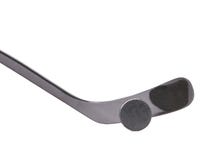 Bâton de hockey et galet de glace noire photographie stock libre de droits Bâton de hockey et galet de glace noire photographie stock libre de droits
