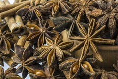 Bâtons de cannelle et divers astérisques entiers d'anis par fin photo libre de droits Bâtons de cannelle et divers astérisques entiers d'anis par fin photo libre de droits