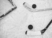 Bâtons de hockey et galets photographie stock Bâtons de hockey et galets photographie stock