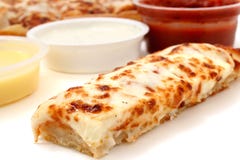Bâtons de pizza et sauce à Marinara, sauce à ail et rectification de ranch photographie stock libre de droits Bâtons de pizza et sauce à Marinara, sauce à ail et rectification de ranch photographie stock libre de droits