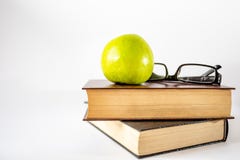 Bücher und Apfel auf weißem Hintergrund lizenzfreies stockfoto Bücher und Apfel auf weißem Hintergrund lizenzfreies stockfoto