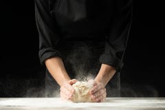 bäckerei Mann, der oben das Brot, den Ostern-Kuchen, das Ostern-Brot oder die Querbrötchen auf einem Holztisch im Bäckereiabschlu stockbilder bäckerei Mann, der oben das Brot, den Ostern-Kuchen, das Ostern-Brot oder die Querbrötchen auf einem Holztisch im Bäckereiabschlu stockbilder
