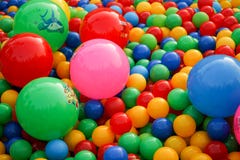 Bällchen von verschiedenen Farben auf dem Spielplatz stockfoto Bällchen von verschiedenen Farben auf dem Spielplatz stockfoto