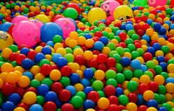 Bällchen von verschiedenen Farben auf dem Spielplatz lizenzfreie stockfotos Bällchen von verschiedenen Farben auf dem Spielplatz lizenzfreie stockfotos