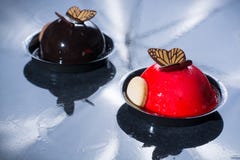 Bällchenkuchen des französischen Gebäcks gemacht mit frischem strauberry und tr stockbild Bällchenkuchen des französischen Gebäcks gemacht mit frischem strauberry und tr stockbild