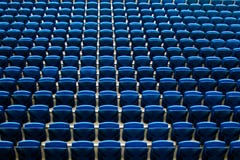 Bänkplatser i jordning för fotbolldomstolstadion royaltyfri fotografi Bänkplatser i jordning för fotbolldomstolstadion royaltyfri fotografi