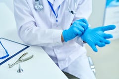 Bärande handskar för doktor arkivfoto Bärande handskar för doktor arkivfoto