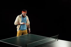 bärtiger Tennisspieler, der im Tennis übt stockbild bärtiger Tennisspieler, der im Tennis übt stockbild