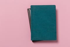 Bästa sikt av en öppen anteckningsbok på en rosa bakgrund arkivbilder Bästa sikt av en öppen anteckningsbok på en rosa bakgrund arkivbilder