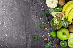 Bästa sikt av exotiska frukter Gula bananer, gröna kiwier, limefrukt, avokado och coctail på en rymlig bakgrund kopiera avstånd royaltyfria foton Bästa sikt av exotiska frukter Gula bananer, gröna kiwier, limefrukt, avokado och coctail på en rymlig bakgrund kopiera avstånd royaltyfria foton