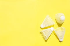 Bästa sikt av fjäderbollar på den ljusa gula bakgrunden T?m utrymme f?r design arkivfoto Bästa sikt av fjäderbollar på den ljusa gula bakgrunden T?m utrymme f?r design arkivfoto