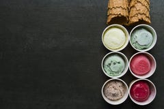 Bästa sikt av glassanstrykningar i kopp och toppning royaltyfri bild Bästa sikt av glassanstrykningar i kopp och toppning royaltyfri bild
