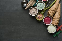 Bästa sikt av glassanstrykningar i kopp och toppning arkivbild Bästa sikt av glassanstrykningar i kopp och toppning arkivbild