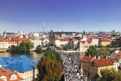 Bästa sikt av mitten av Prague med dess röda tak och torn av den Charles bron, Prague, royaltyfria foton Bästa sikt av mitten av Prague med dess röda tak och torn av den Charles bron, Prague, royaltyfria foton