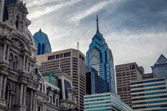 Bästa sikt av Philadelphia moderna skyskrapor och historisk byggnad av stadshuset royaltyfri bild Bästa sikt av Philadelphia moderna skyskrapor och historisk byggnad av stadshuset royaltyfri bild
