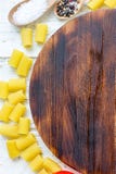 Bästa sikt av skärbrädan med pasta och grönsaker omkring med stället för din text Arkivbilder Bästa sikt av skärbrädan med pasta och grönsaker omkring med stället för din text Arkivbilder