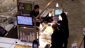 Bästa skott av den köpande lottsedeln för folk inom galleria stock video Bästa skott av den köpande lottsedeln för folk inom galleria stock video