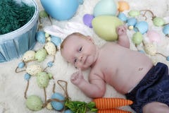 Bébé avec des oreilles de lapin sur un ensemble de Pâques photographie stock Bébé avec des oreilles de lapin sur un ensemble de Pâques photographie stock