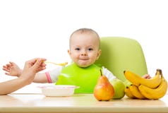 Bébé ayant une table complètement de nourriture saine Enfant en bas âge gai avec des pommes de fruits, bananes, poire D'isolement photos stock Bébé ayant une table complètement de nourriture saine Enfant en bas âge gai avec des pommes de fruits, bananes, poire D'isolement photos stock