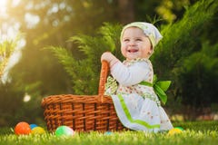 Bébé dans le panier en parc vert photos stock Bébé dans le panier en parc vert photos stock