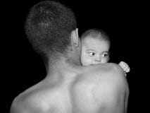 Bébé de embrassement de père