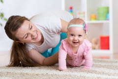 Bébé de rampement drôle avec la mère photos libres de droits Bébé de rampement drôle avec la mère photos libres de droits
