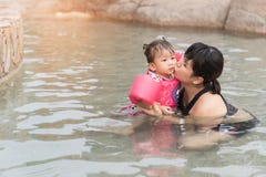 Bébé et mère asiatiques photographie stock libre de droits Bébé et mère asiatiques photographie stock libre de droits