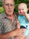 Bébé garçon dehors avec le grand-papa photo stock Bébé garçon dehors avec le grand-papa photo stock
