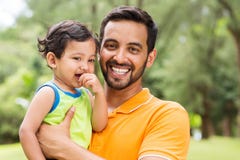 Bébé indien de père images stock Bébé indien de père images stock