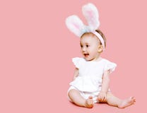 Bébé mignon rose doux dans le lapin de Pâques de costume Photo stock Bébé mignon rose doux dans le lapin de Pâques de costume Photo stock
