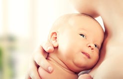 Bébé nouveau-né dans les bras de la mère photos libres de droits Bébé nouveau-né dans les bras de la mère photos libres de droits